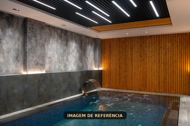 Piscina coberta com raia de 25 m — imagem de referência, não é foto do empreendimento