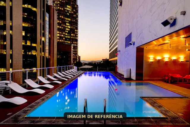 Piscina descoberta no rooftop — imagem de referência, não é foto do empreendimento